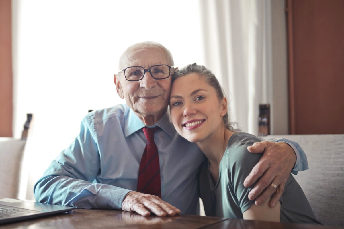¿Cómo presentar a un nuevo cuidador a una persona mayor o con dependencia?