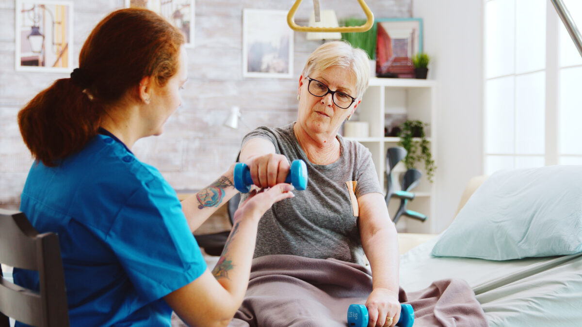 Beneficios de la fisioterapia en adultos mayores: más allá del bienestar físico